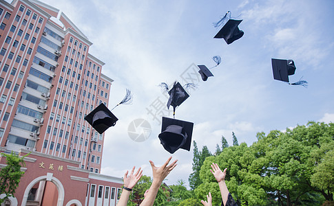 戴学士帽毕业季青春大学生们扔学士帽背景