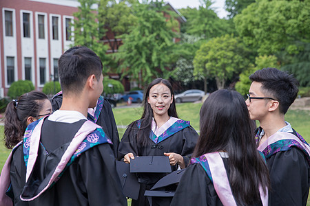 毕业季毕业生手拿学士帽聊天图片