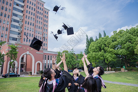 穿学士服男孩毕业季青春大学生们扔学士帽背景