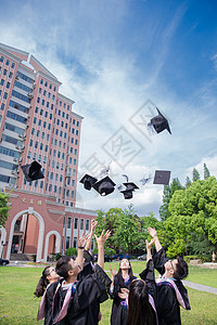 大学男生毕业季青春大学生们扔学士帽背景