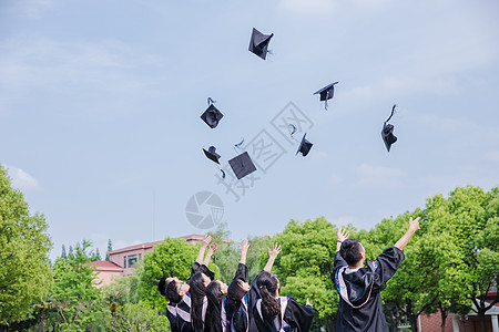 文艺男生毕业季青春大学生们扔学士帽背景