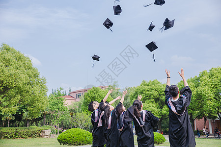 毕业季青春大学生们扔学士帽高清图片