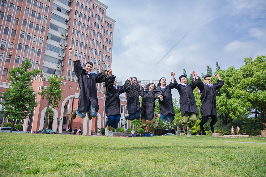 毕业季青春大学生们牵手在跳跃图片