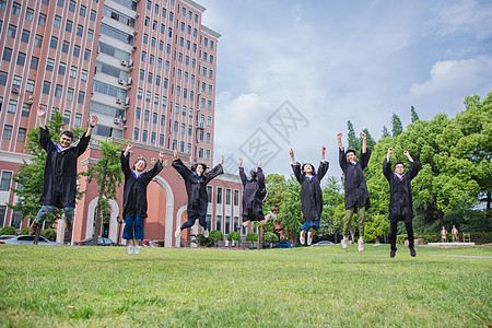 毕业季青春活力大学生们在跳跃背景图片