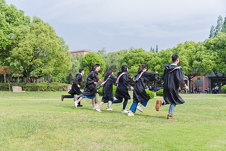 获奖证书毕业季穿学士服的学生在奔跑背景