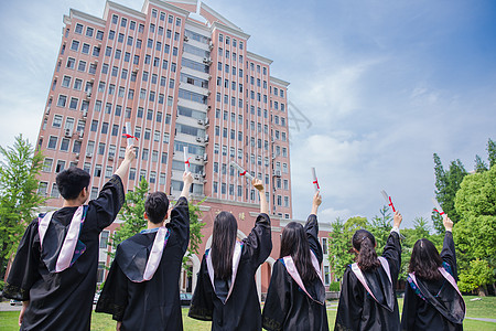 穿着学士服女孩毕业季青春大学生们举证书背影背景