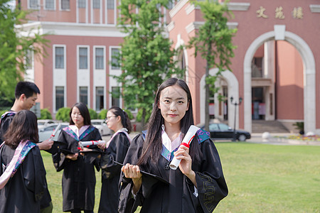 女孩手拿学士帽毕业季手拿毕业证的大学生背景