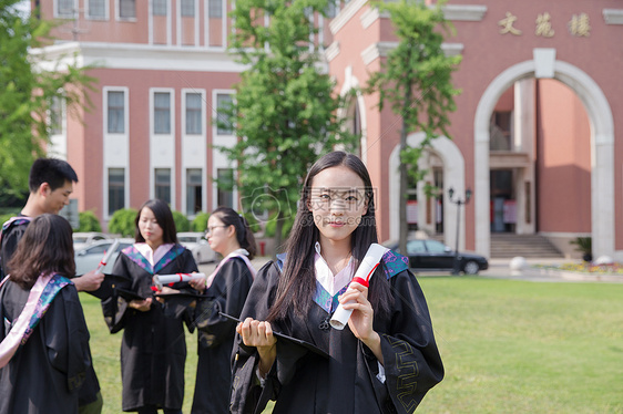 毕业季手拿毕业证的大学生图片