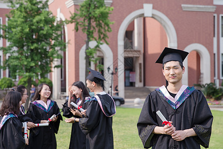 女孩手拿学士帽毕业季手拿毕业证的大学生背景