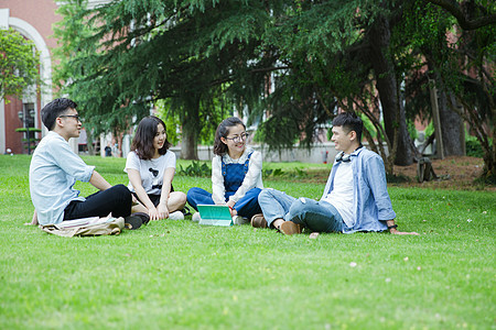 毕业季BANNER男女大学生们坐草地上聊天休息背景