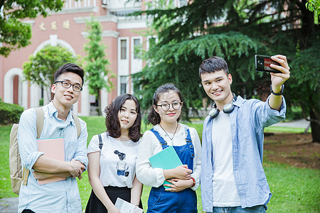 文艺女青春大学们在用手机自拍合影背景