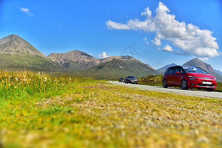 英国汽车旅游自驾在高地背景