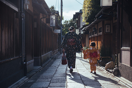 日本街头穿和服的母女背景