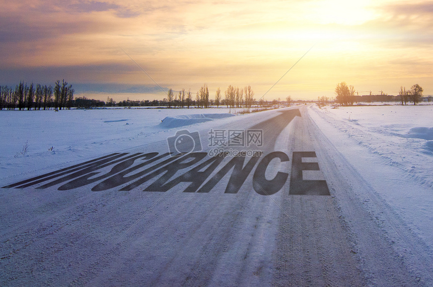 雪路面上字跟日出的美景图片