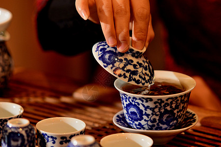 泡茶品茶手端着盖碗茶杯喝茶背景