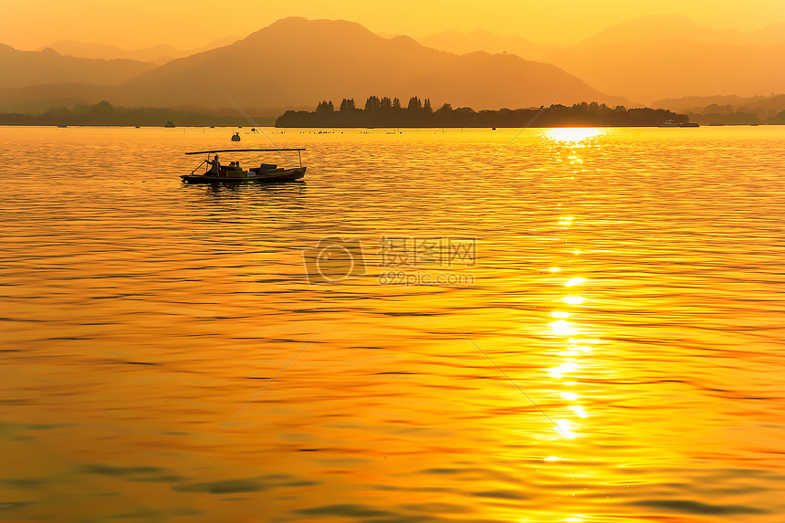 金色夕阳洒满湖面图片