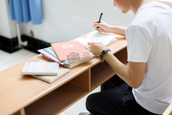 自习室里的学生图片