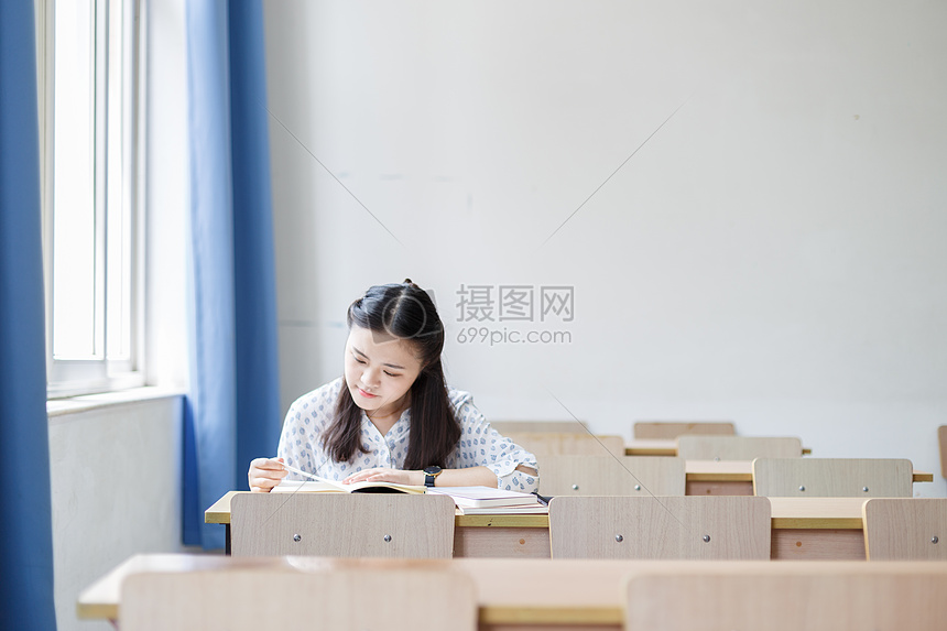 自习室里的女学生图片