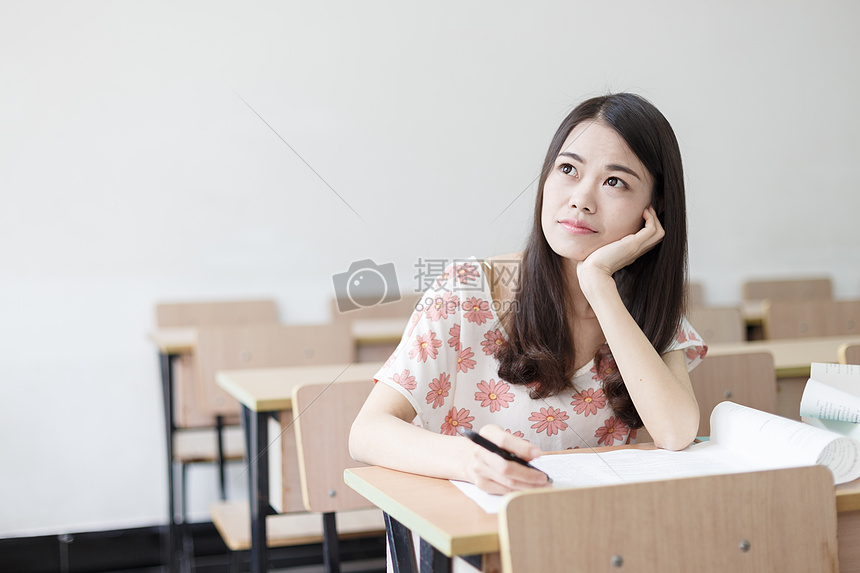 自习室里的女学生图片