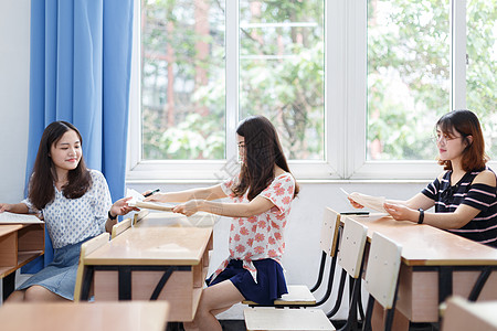 考试中的学生图片