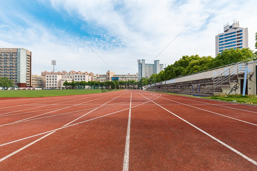 学校运动场和教学楼图片