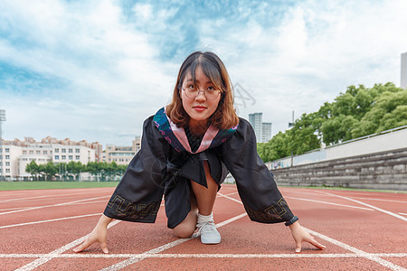 起跑线上的毕业生图片