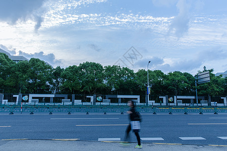 城市傍晚行人回家天空背景图片