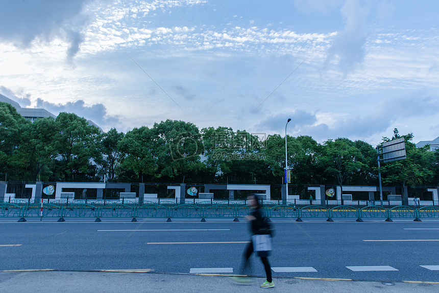 城市傍晚行人回家天空背景图片