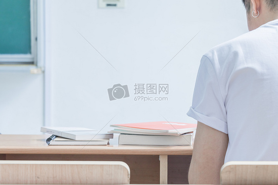 认真学习的男同学背影