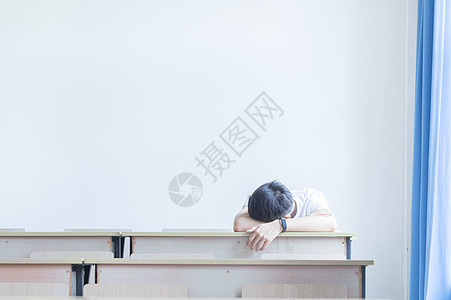 趴在桌子上睡着的同学背景图片