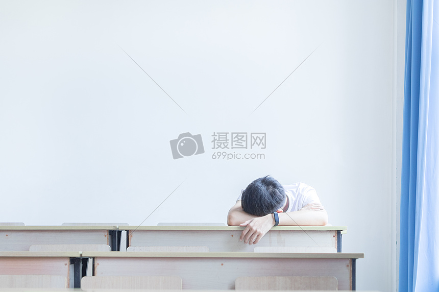 趴在桌子上睡着的同学
