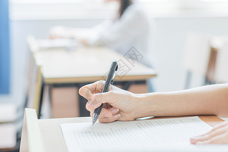 学生考试素材教室里认真做作业的同学背景