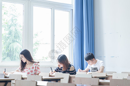 学生教室做作业考试练习卷高清图片