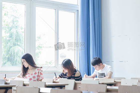 学生教室做作业考试练习卷图片