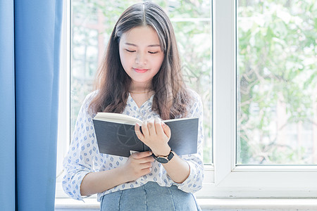 窗边教室看书的女孩高清图片