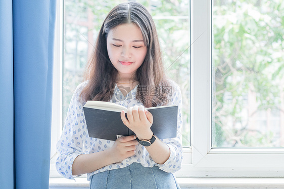 窗边教室看书的女孩图片