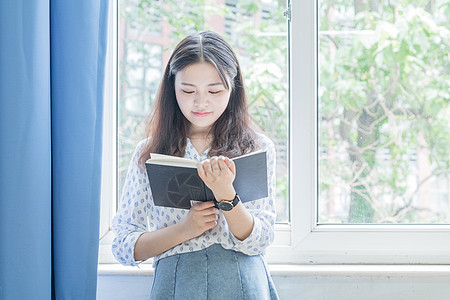 窗边教室看书的女孩高清图片