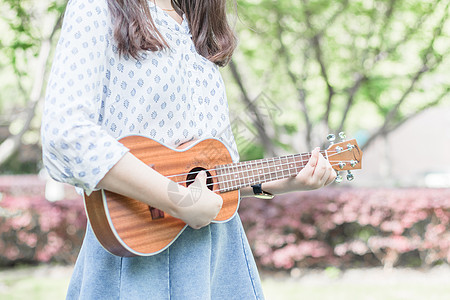 女孩弹尤克里里弹尤克里里的女孩背景