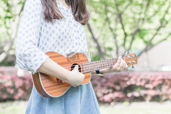 弹尤克里里的女孩图片