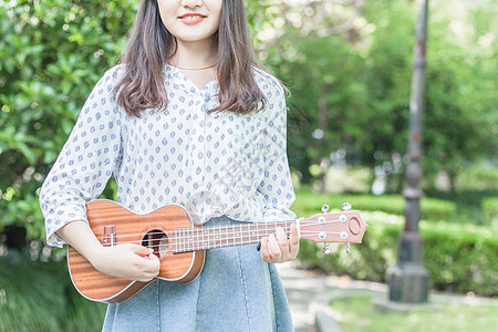 弹尤克里里的女孩背景图片