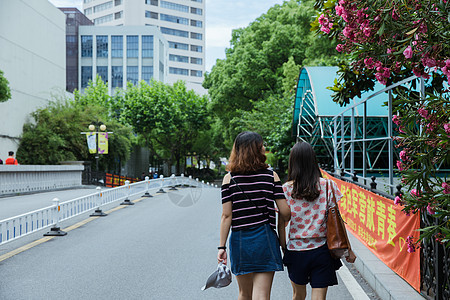 校园路上两个女孩挽手散步图片