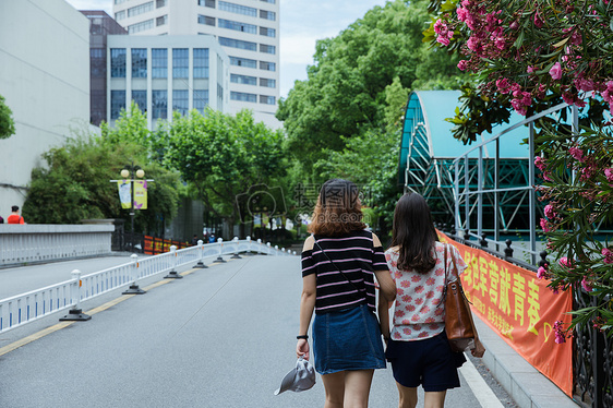 校园路上两个女孩挽手散步图片