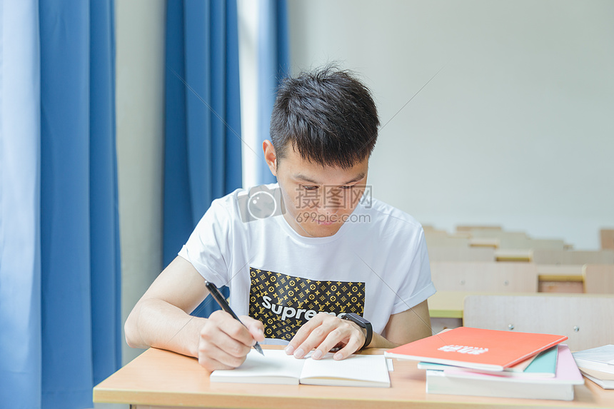 清新安静男生教室里写作业图片