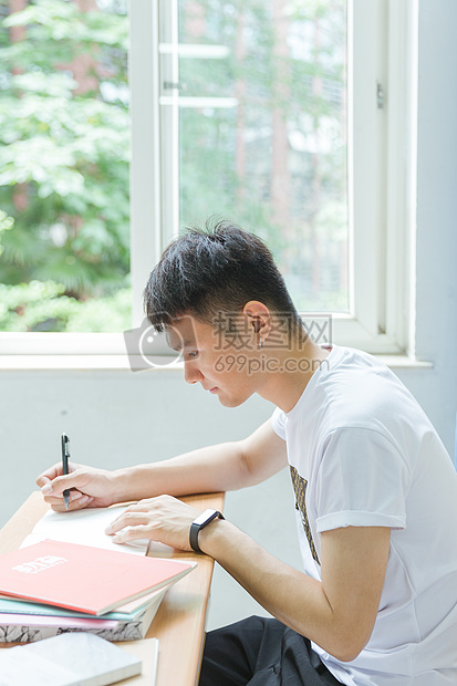 清新安静男生教室里写作业图片