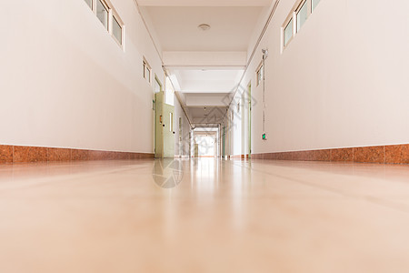 校园教室明亮纵伸走廊过道图片
