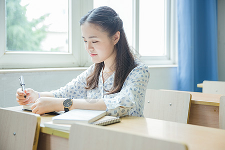 清新文艺女孩教室里写作业图片