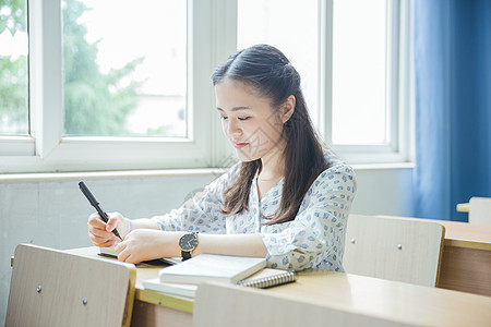 清新文艺女孩教室里写作业高清图片