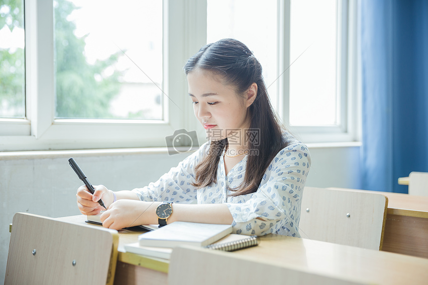 清新文艺女孩教室里写作业图片