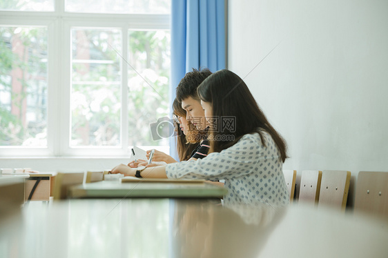 校园教室同学们在写卷子图片