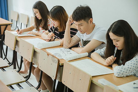 校园教室同学们在写卷子背景图片